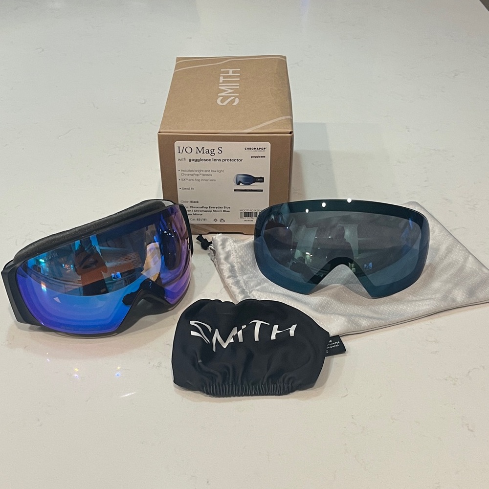 Smith I/O Mag S goggles - Black with 2 chroma pop lenses - NWOT